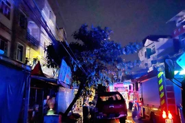 Bình Tân: Chập ổ điện gây cháy nhà, 4 người bị mắc kẹt