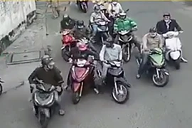 Bắt nhóm dàn cảnh va quẹt xe của phụ nữ để trộm cắp