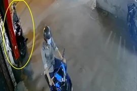 Camera an ninh ghi cảnh trộm thản nhiên bẻ khóa xe SH ở Gò Vấp