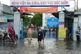 Mưa lớn, đường ngập, nước cống tràn vào Bệnh viện Hóc Môn