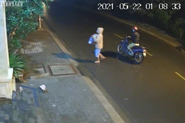 Camera an ninh ghi lại 2 phụ nữ bỏ bé trai còn nguyên dây rốn
