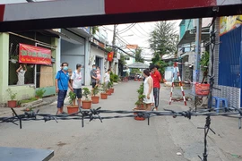Hộ dân trong khu cách ly thi chăm sóc cây táo Mỹ 