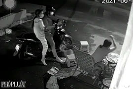 Ngồi trước nhà lúc rạng sáng, một phụ nữ bị tấn công bằng hơi cay