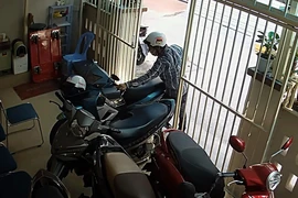 Camera ghi cảnh trộm vào nhà, bẻ khóa lấy xe máy ở quận 1