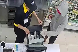 Nhân viên cửa hàng tiện lợi bị kẻ cướp dùng vật giống súng đánh vào đầu