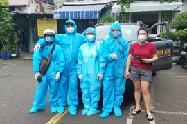 Hàng ngày chạy xe đến các điểm cách ly tặng cả tấn rau củ, nhu yếu phẩm