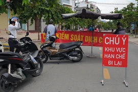 Lập chốt, rào chắn để khu phố cách ly khu phố, phường cách ly phường