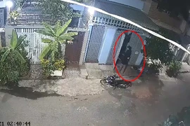 Phát hiện trộm qua camera an ninh, chủ nhà nhấn nút báo động từ xa