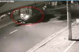 Vừa gỡ phong tỏa là trộm đi bắn chó, xịt hơi cay ở Hóc Môn