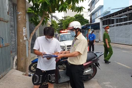 Thực hiện Chỉ thị 12: Một phường phát hơn 8.000 giấy 'đi chợ' cho dân