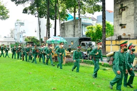 Bộ Tư lệnh TP.HCM xuất quân cùng công an trực chốt, chống dịch