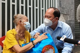 Phó Bí thư TP.HCM thăm, tặng quà người dân khó khăn ở ‘vùng xanh’