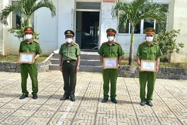 Ngáo đá, nhiễm COVID-19 cầm dao đe dọa người dân 