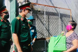Quận 12: Xuất quân trao hàng ngàn phần quà đến người dân
