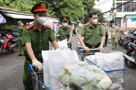 Phó Giám đốc Công an TP.HCM trao quà cho người dân khu Mả Lạng