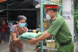 Công an quận 12 tiếp tục ra quân đợt 3 hỗ trợ người dân khó khăn