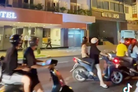 1 phụ nữ trong khách sạn la hét, ném đồ xuống đường ở trung tâm quận 1