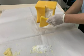 Đúc 5kg ma túy giữa khối sáp thơm để gửi sang Úc