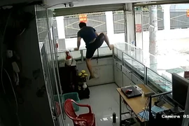 Chủ tiệm điện thoại phi thân qua tủ kính bắt trộm nhưng bất thành