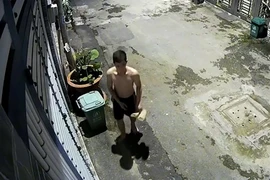 Để lại dép tổ ong sau khi trộm sạch tài sản của thợ hồ