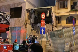 Sập nhà trên đường Võ Văn Kiệt, cứu được hai người mắc kẹt