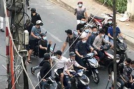 Xông vào công ty ở Bình Tân chém gục một thanh niên 