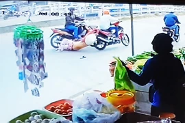 Người bán vé số bị kẻ trộm xe kéo lê hơn 30 m trên đường