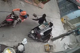 Thanh niên đảo xe 6 vòng trước khi giật giỏ của cô gái trước tiệm tóc
