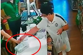 Camera ghi cảnh ‘cầm nhầm’ túi có hàng chục triệu đồng ở Diamond Plaza