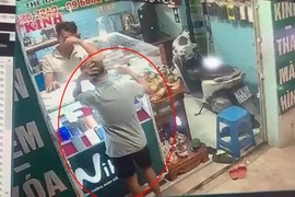 Vờ mua điện thoại, thiếu nữ cướp giật iPhone trên tay chủ tiệm