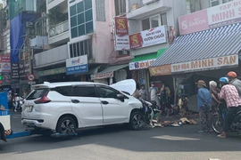 Ô tô 7 chỗ tông thẳng vào tiệm tạp hóa ở TP.HCM