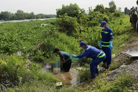 Tìm thân nhân thi thể 1 cụ bà trôi sông Rạch Tra