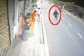 Người dân vây bắt 2 thanh niên trộm xe ở Bình Chánh 