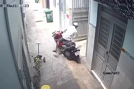 Hình sự đặc nhiệm bắt kẻ chuyên phá khóa phòng trọ