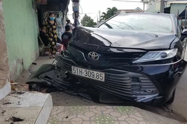 Sau cú tông của xe máy chạy từ hẻm, xế hộp lạc tay lái, ủi vào nhà dân 
