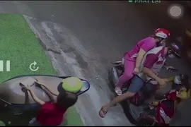 Dẫn trẻ em đi trộm ví rồi trả lại 