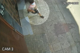 Bé trai lấy trộm túi xách chứa hàng chục triệu rồi vứt lại giấy tờ