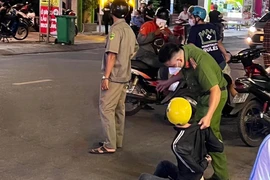 Hai thiếu nữ ở TP.HCM tông xe, chạy bộ bắt cướp giật
