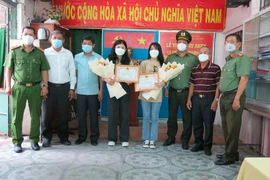 Công an quận Tân Phú khen thưởng 2 nữ sinh chạy bộ bắt cướp