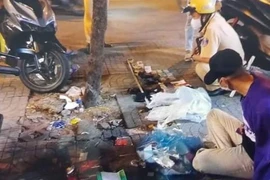 CSGT Tân Bình kiểm tra thanh niên không đội nón bảo hiểm, phát hiện 2 khẩu súng 