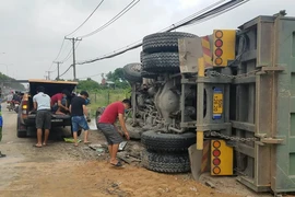 Xe ben nổ lốp, tông dải phân cách, lật ngang ở làn xe máy