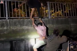 Cảnh sát đường thủy vây bắt nhóm trộm dầu trên sông Chợ Đệm