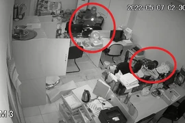 Bốn tên trộm phá cửa vào công ty khoắng sạch tài sản