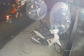 Ghé mua nước uống ở cửa hàng tiện lợi, sau 3 phút thì mất xe