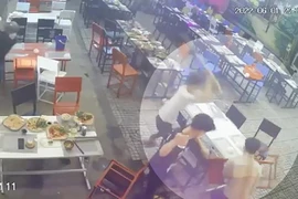 Côn đồ vào quán nhậu truy sát người rồi chôm luôn điện thoại