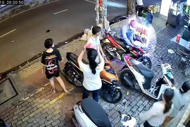 Trộm thản nhiên bẻ khóa, xung quanh 5 người đứng nhìn