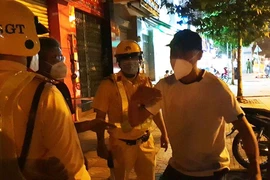 ‘Nhây’ tại chốt tạm đo nồng độ cồn, thanh niên bị mời lên phường