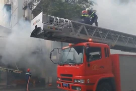 Cửa hàng bán tranh cháy dữ dội sau tiếng nổ ở trung tâm TP.HCM