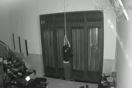 Chui qua chỗ thông gió, đu dây xuống nhà trộm tài sản