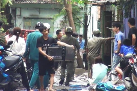 Xưởng giày dép bốc cháy dữ dội, người dân náo loạn